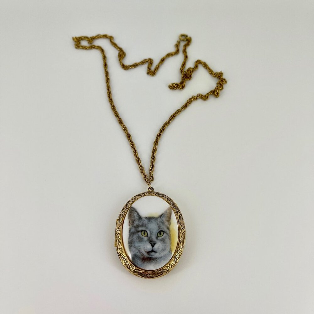 VINTAGE 80s CAT CAMEO LOCKET VICTORIAN STYLE NECKLACE . PUSSYCAT THEME CABOCHON
